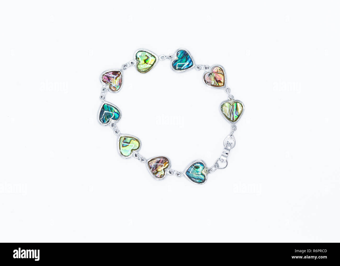 Un bracelet en métal avec des pierres multicolores en forme de coeur en argent incrustée monture de métal Banque D'Images