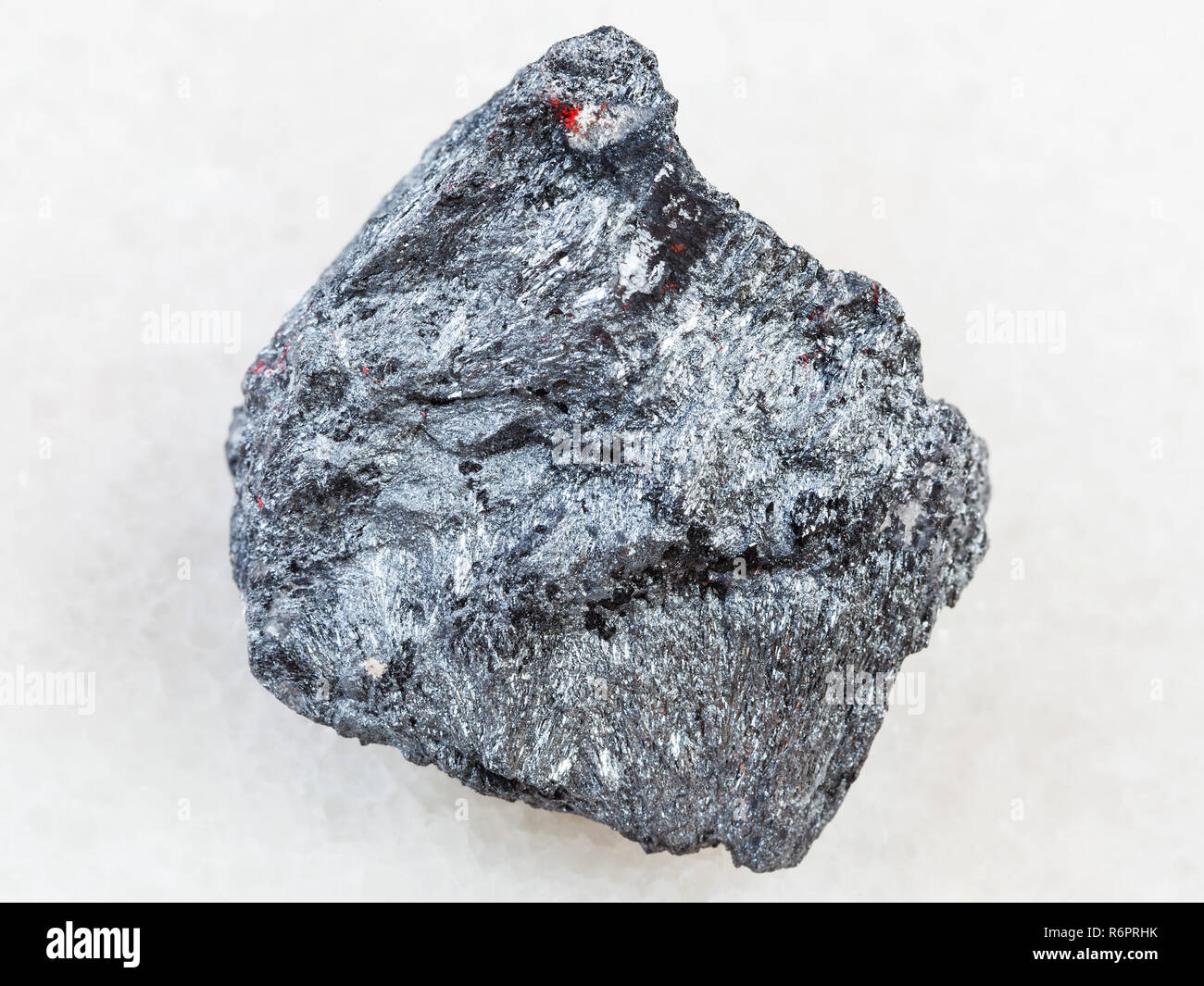 Le minerai d'antimoine de matières premières (la stibnite) stone on white Banque D'Images