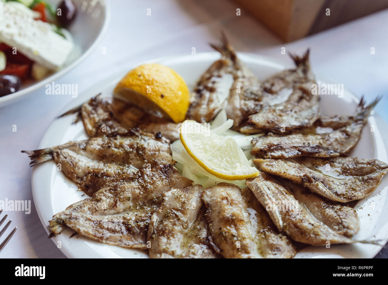 Petit apéritif poisson frit servi avec du citron Banque D'Images
