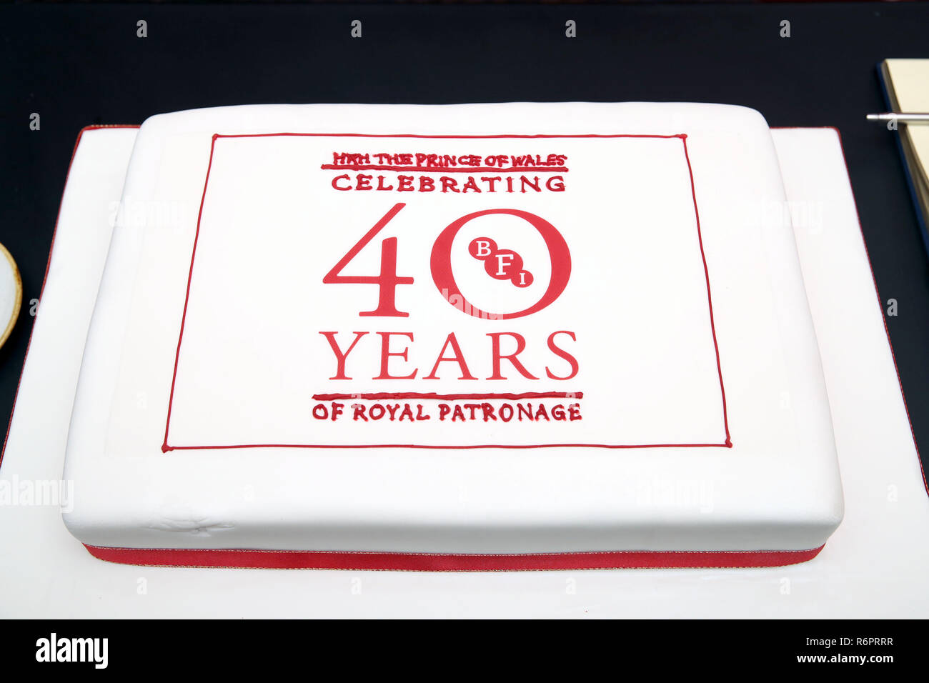 Un gâteau pour célébrer les 40 ans de banques-institutions financières du patronage royal lors d'une visite par le Prince de Galles, patron de la British Film Institute (BFI), à BFI Southbank, Londres. Banque D'Images