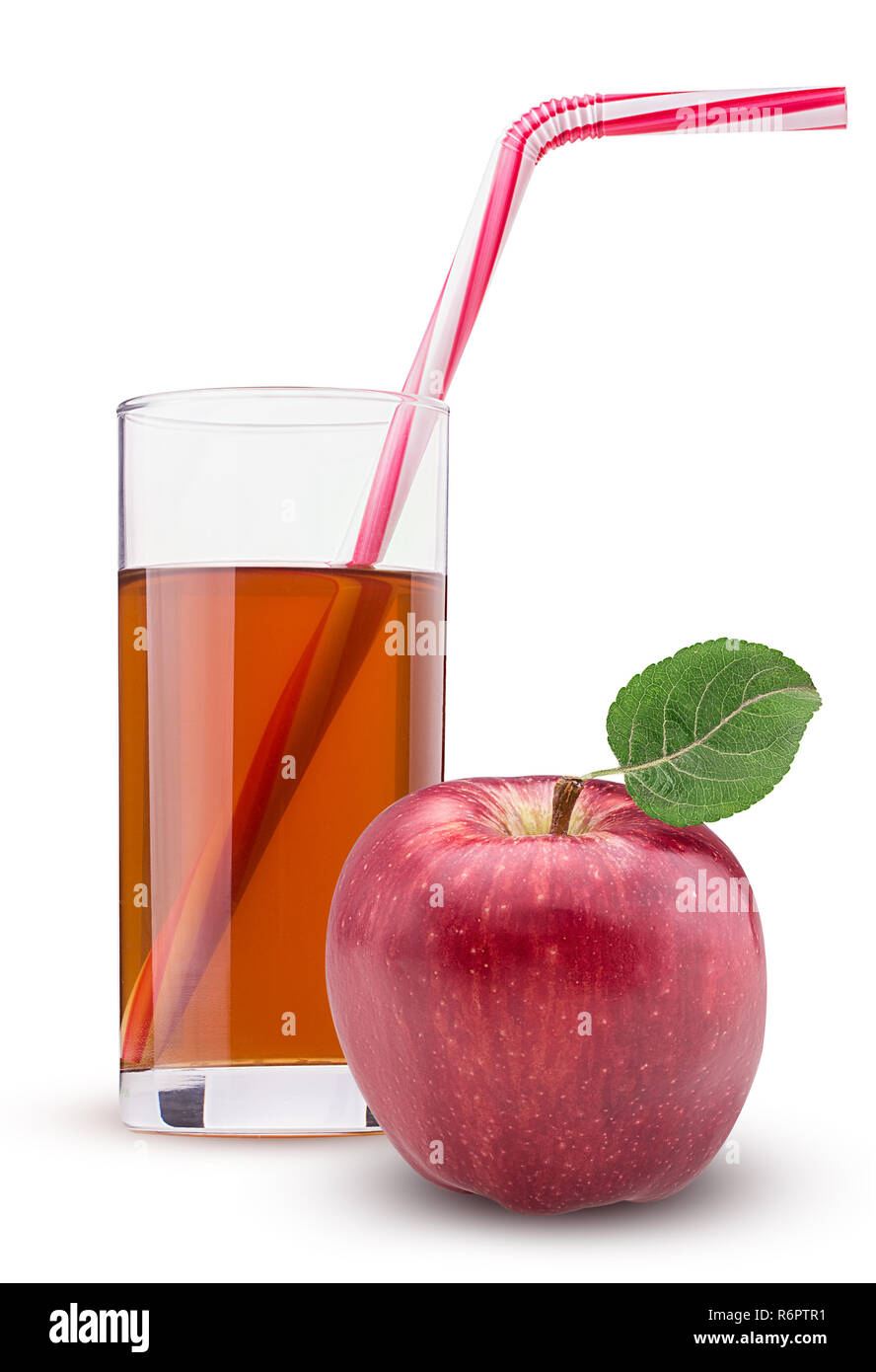 Pommes rouges avec feuille verte. Verre de jus de pommes à rayures rose paille isolé sur fond blanc. Chemin de détourage. La profondeur de champ. Banque D'Images