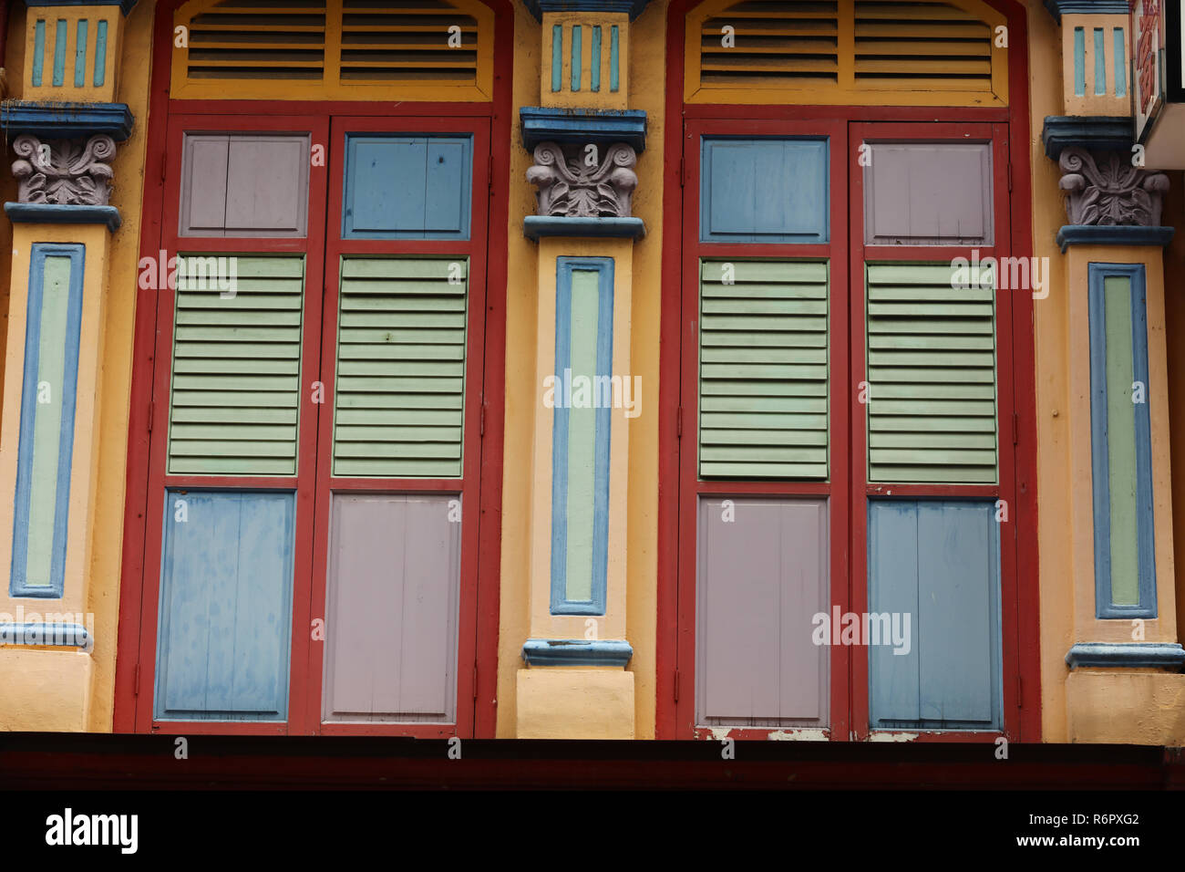 Détails colorés des fenêtres des maisons, magasins et autres bâtiments dans Little India, district de Singapour. Banque D'Images