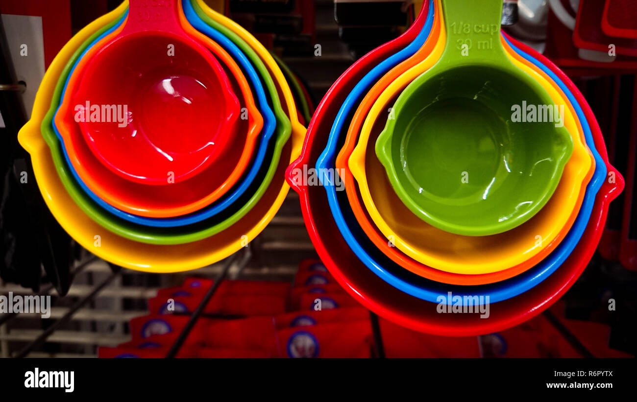 Cuillère en plastique couleur lumineux vendus sur le marché. Banque D'Images