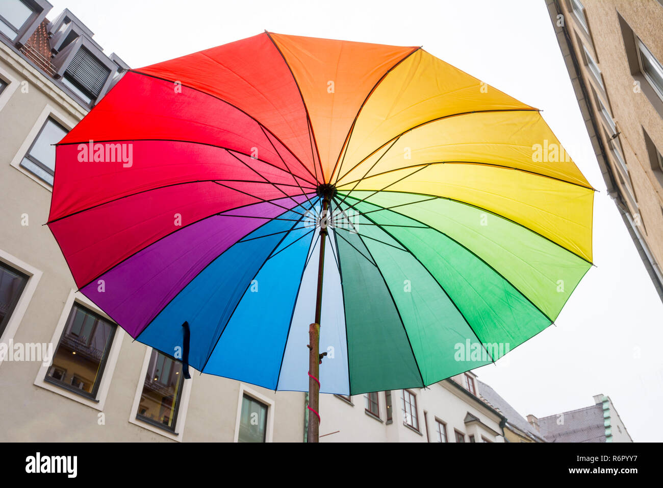 Parapluie de couleur arc-en-ciel ouvert Banque D'Images