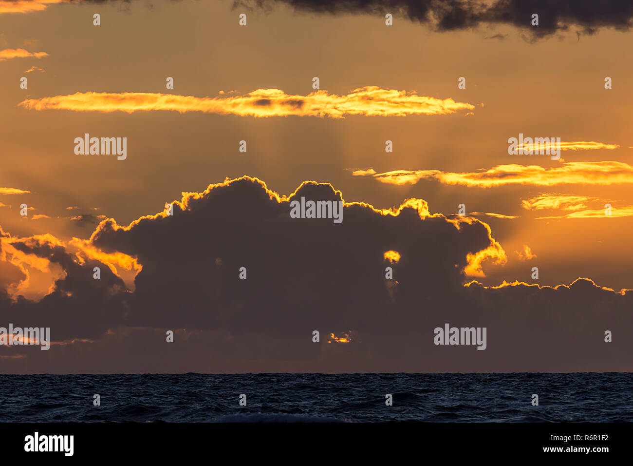 Soleil derrière des nuages sombres sur la mer Baltique, coucher de soleil, Allemagne Banque D'Images