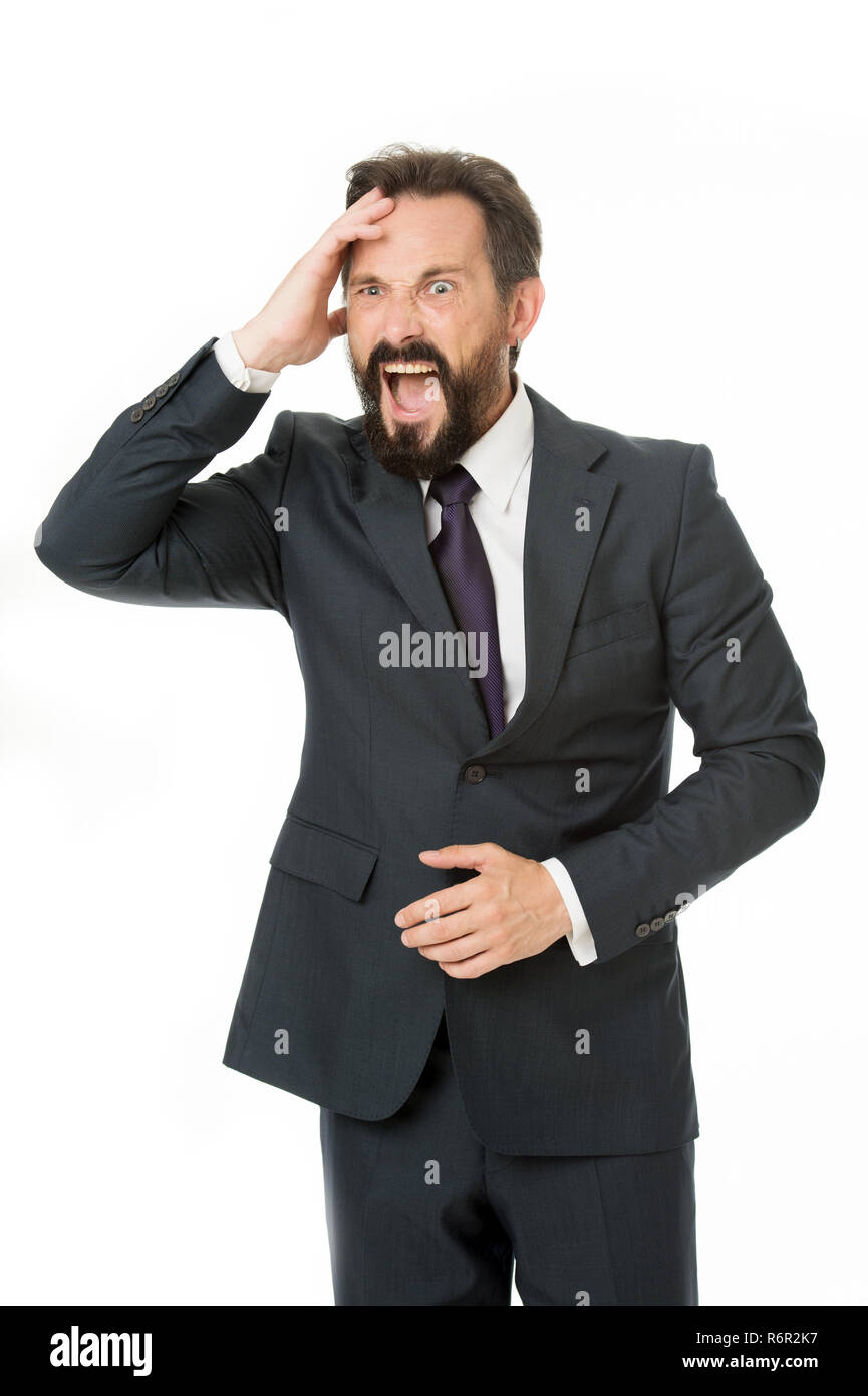 L'agression provoque une douleur. L'homme d'affaires frustrés tenir main sur tête en position contre un fond blanc. Businessman de ressentir une douleur de tête journée stressante. Stressant la vie de l'entreprise. Mad man shout agressive. Banque D'Images