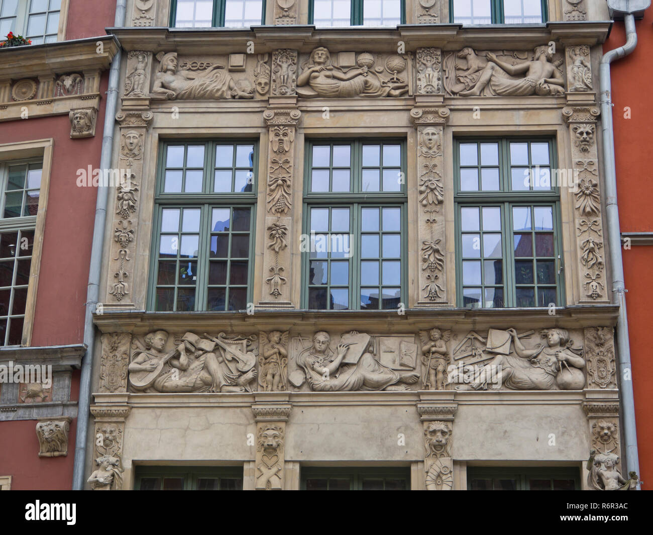 La façade de l'immeuble dans le centre de la vieille ville de Gdansk en Pologne, des reliefs sculptés, décoration avec des chiffres à partir de la science et l'art Banque D'Images