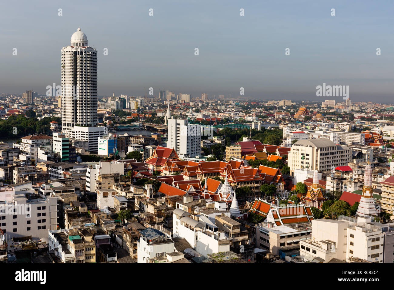 River Park Condominium, tour à Menam Chao Phraya, Wat Chakrawat, Chakkrawat Temple, vue panoramique de Grand China Hotel, Chinatown, Bangkok Banque D'Images