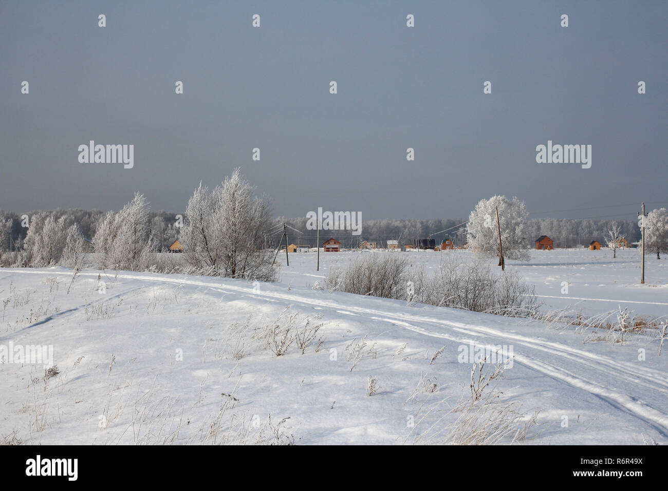 Paysage d'hiver dans la neige de la route contre l'arrière-plan des maisons en Sibérie Banque D'Images