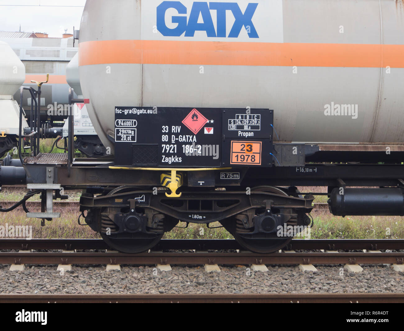 La gare de Malbork Pologne pasing, train transportant des gaz propane, Close up des marchandises dangereuses sign Banque D'Images