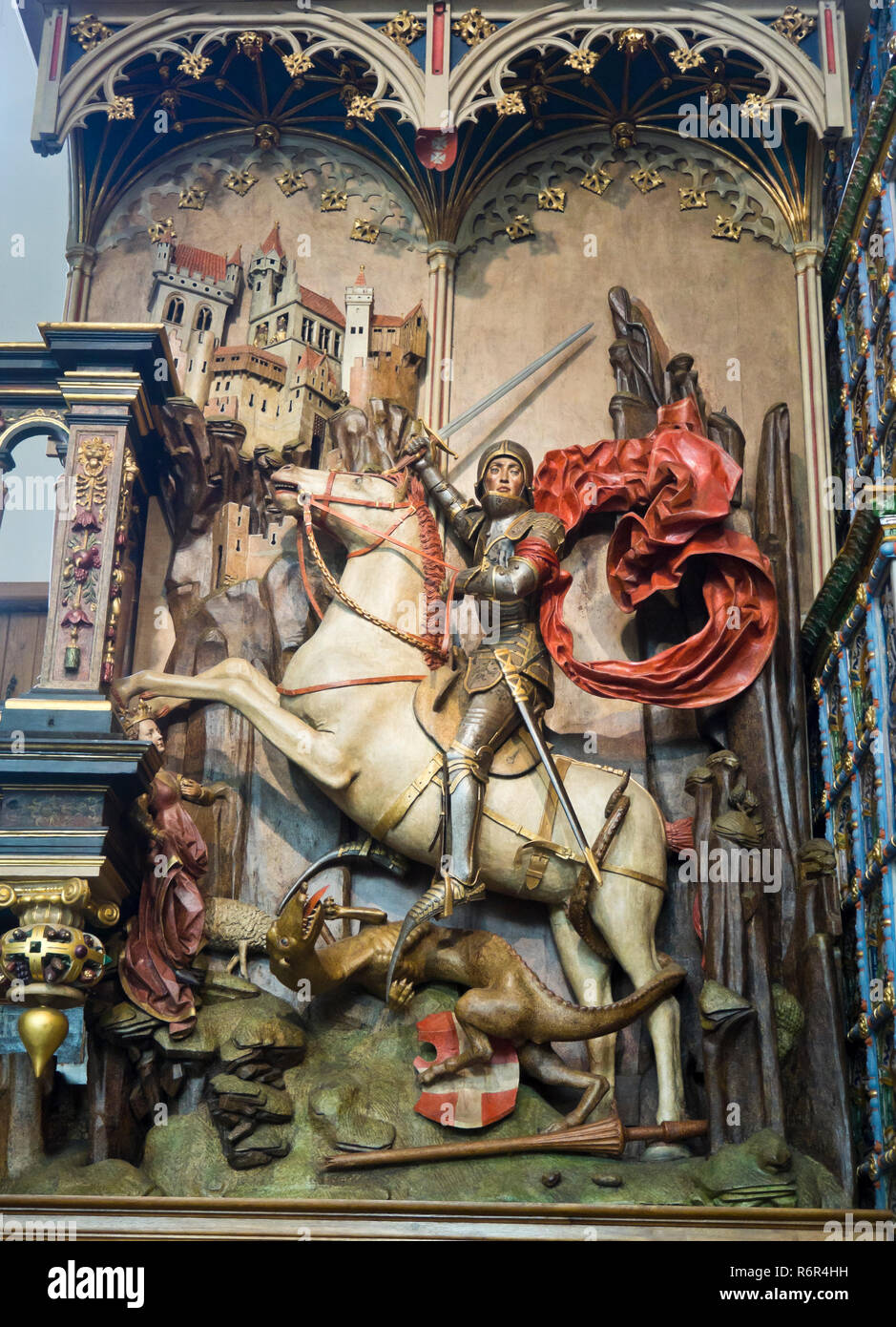 Musée de la Cour d'Artus à Gdansk en Pologne, un must pour les touristes, vue de l'intérieur de panneau mural relief de Saint Georges terrassant le dragon Banque D'Images