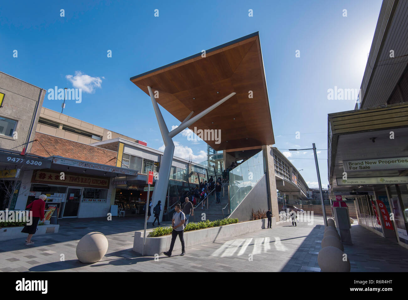 Le 2017 terminé tous les temps pont piétonnier qui rejoint la gare de Hornsby et shopping precinct, en toute sécurité en évitant occupé George St ci-dessous. Banque D'Images