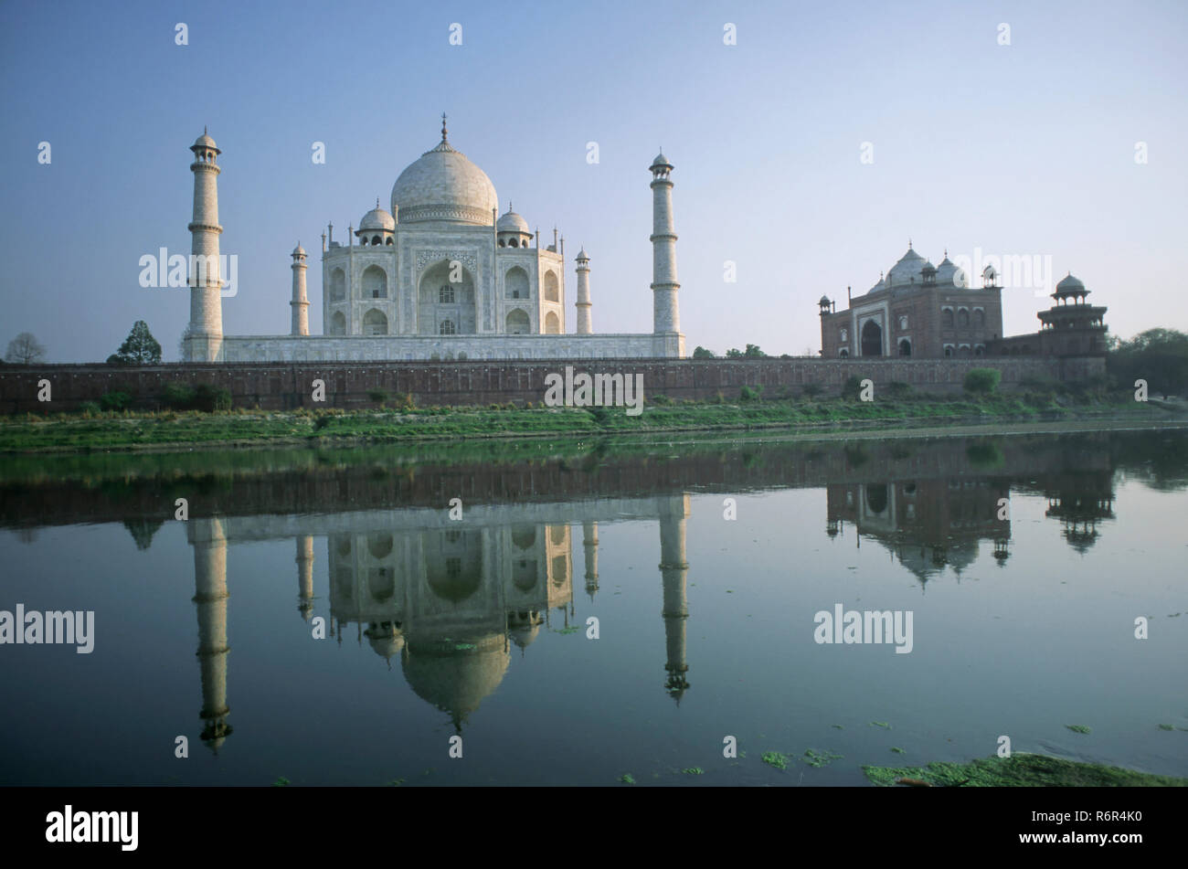 Reflet de Taj Mahal en rivière Yamuna septième merveille du monde, Agra, Uttar Pradesh, Inde Banque D'Images