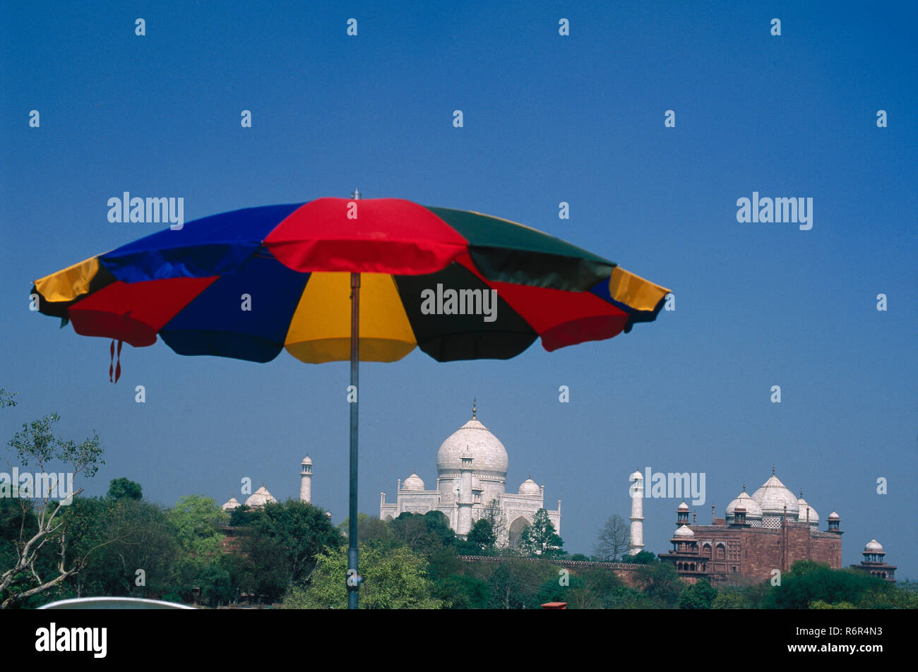 Parapluie coloré et Taj Mahal en rivière Yamuna septième merveille du monde, Agra, Uttar Pradesh, Inde Banque D'Images