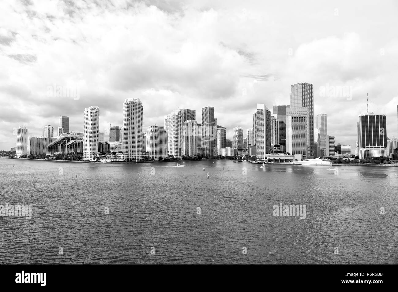 Vue sur Miami Downtown skyline gratte-ciel ensoleillé et à jour nuageux avec une architecture stupéfiante Banque D'Images