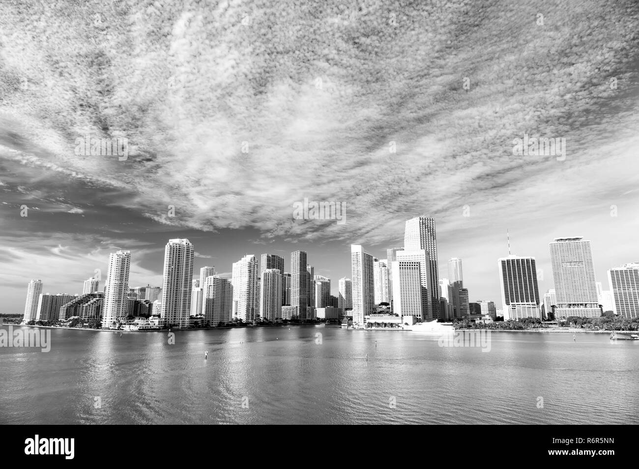 Vue aérienne de gratte-ciel de Miami avec bleu ciel nuageux,location de bateau amarré à côté de Miami Downtown Banque D'Images