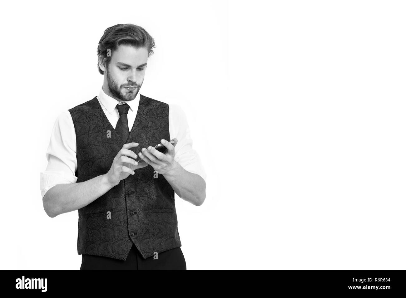 Businessman with phone isolé sur fond blanc. Guy présentant produit de smartphone. Acheter en ligne et de marketing numérique. Business et de la communication. Man with mobile ou téléphone cellulaire, copy space Banque D'Images