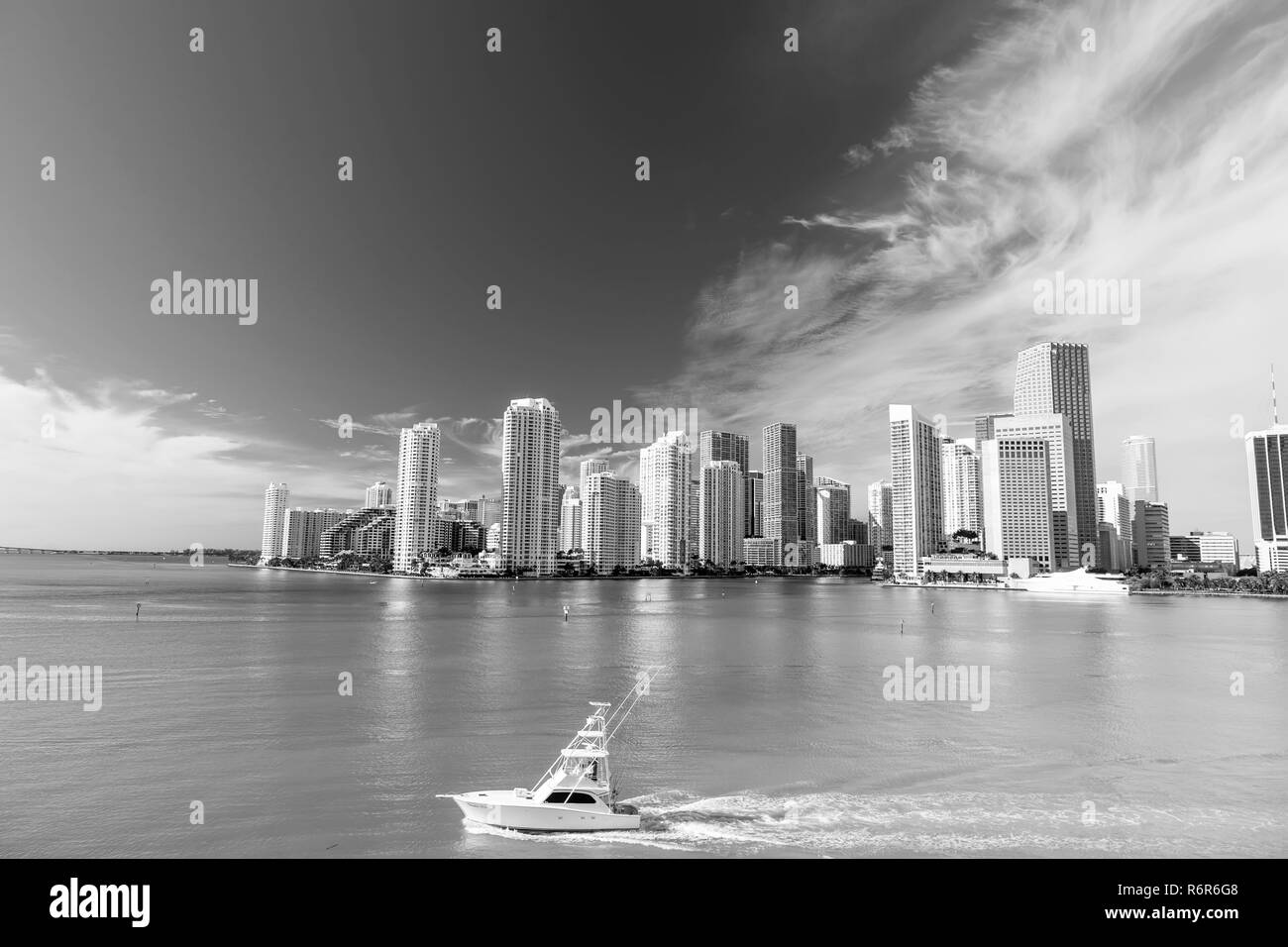 Miami skyline skyscrapers, bateau ou en bateau à côté du centre-ville de Miami, Aerial view, South Beach Banque D'Images
