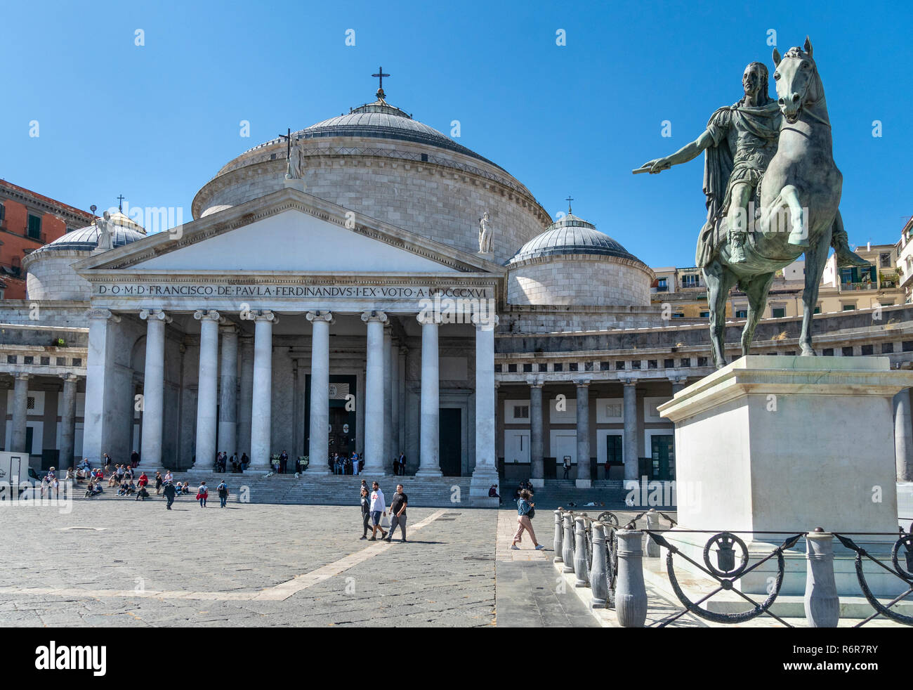 La Basilique de San Francesco di Paola et une statue équestre de Charles III, dans la Piazza del Plebiscito, Naples, Italie. Banque D'Images