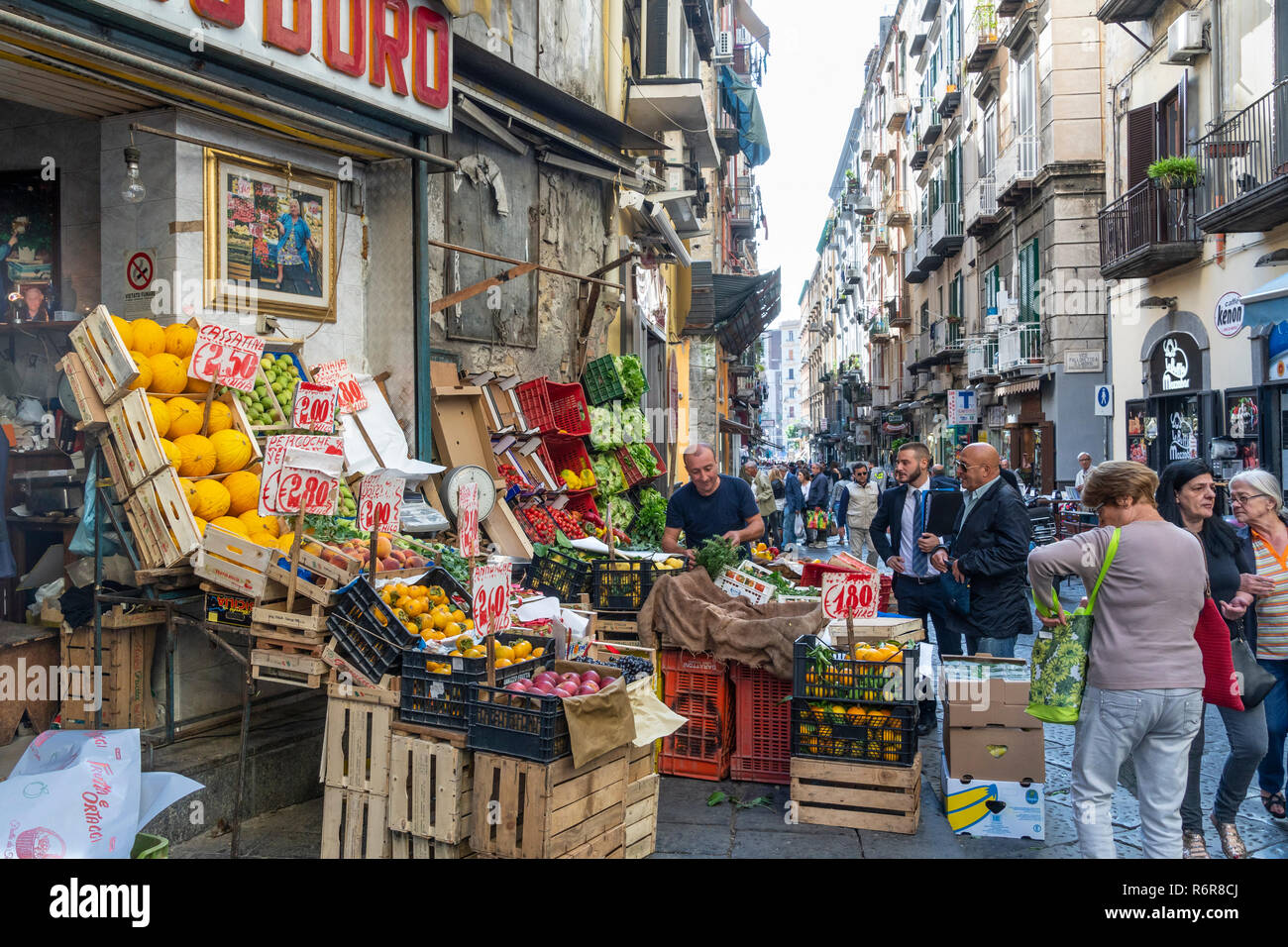 Les fruits et légumes dans le marché sur la Via Pignasecca sur l'extrémité nord de l'Quartieri Spagnoli, Spanish Quarters, Naples, Italie. Banque D'Images