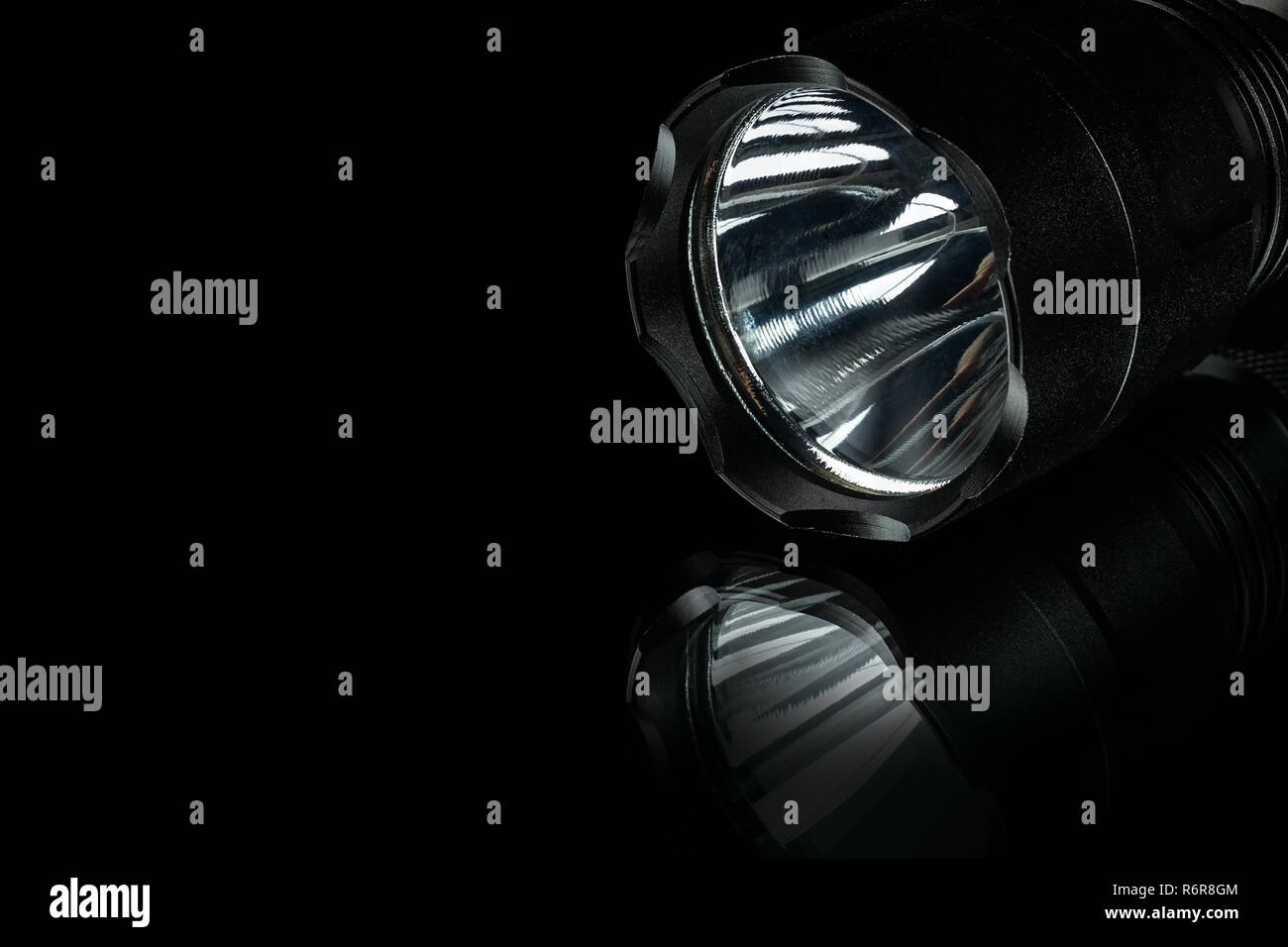 Étanche en aluminium anodisé noir lampe tactique Banque D'Images