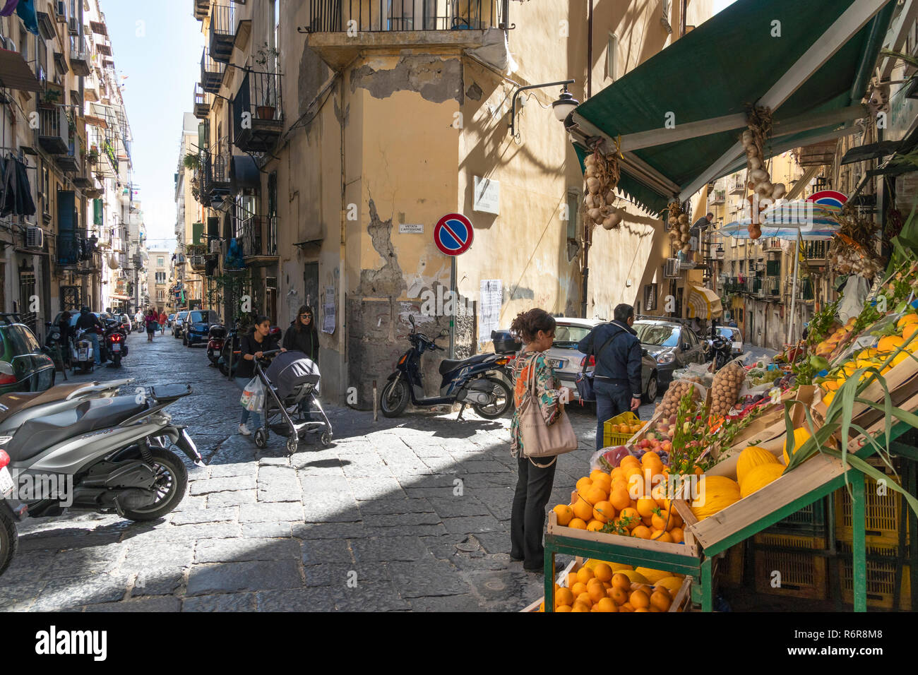 Une boutique de fruits et légumes sur Vico Storto, Sant' Anna di Palazzo Quartieri Spagnoli, dans le quartier espagnol, Naples, Italie. Banque D'Images