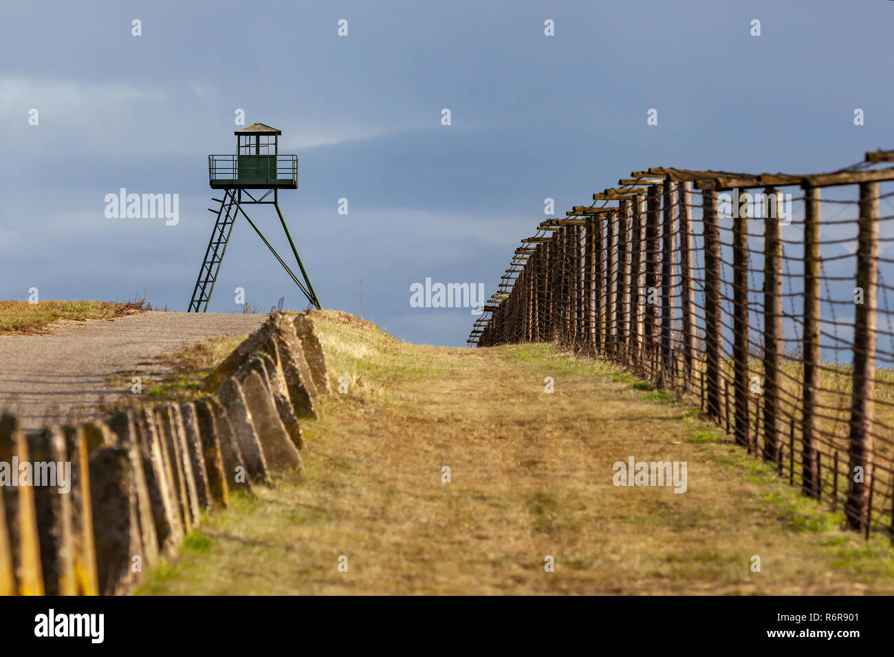 Rideau de fer demeure : Watchtower et clôtures Banque D'Images