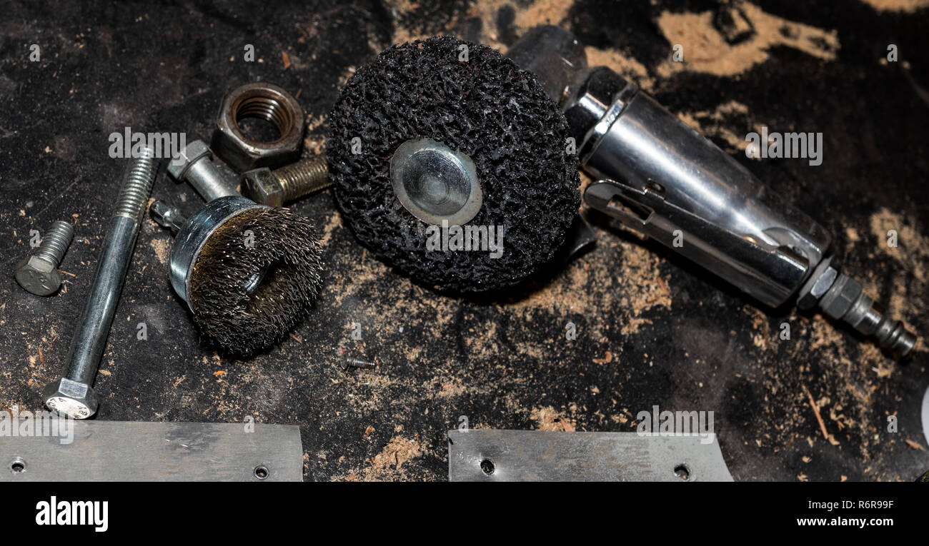 Outil de meulage pneumatique et abrasifs disque de roue sur un comptoir  Photo Stock - Alamy