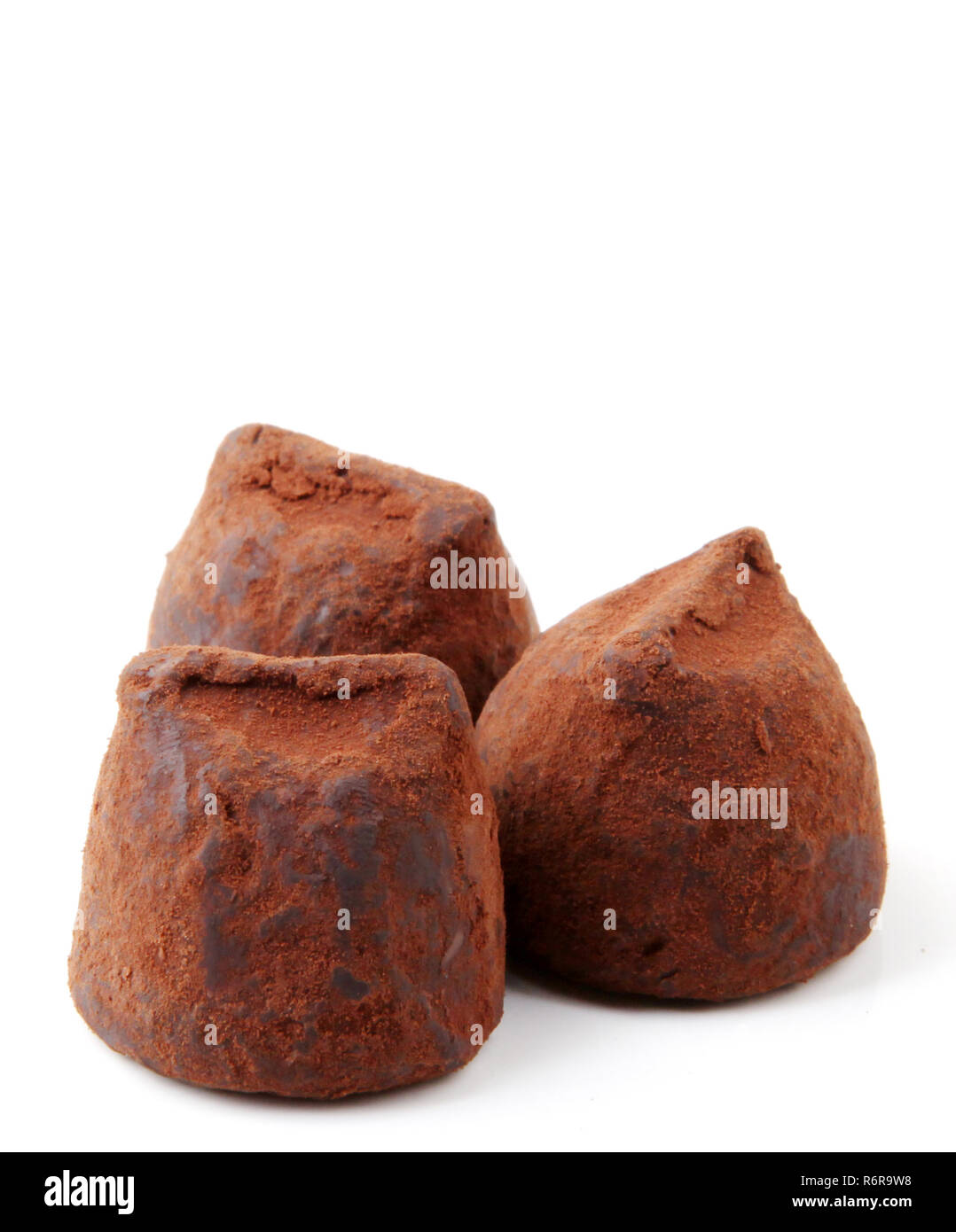 Truffes au chocolat sur fond blanc Banque D'Images