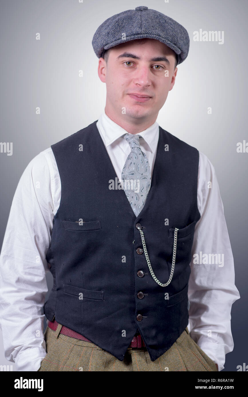 Jeune homme de vêtements vintage avec chapeau, style 1930 Photo Stock -  Alamy