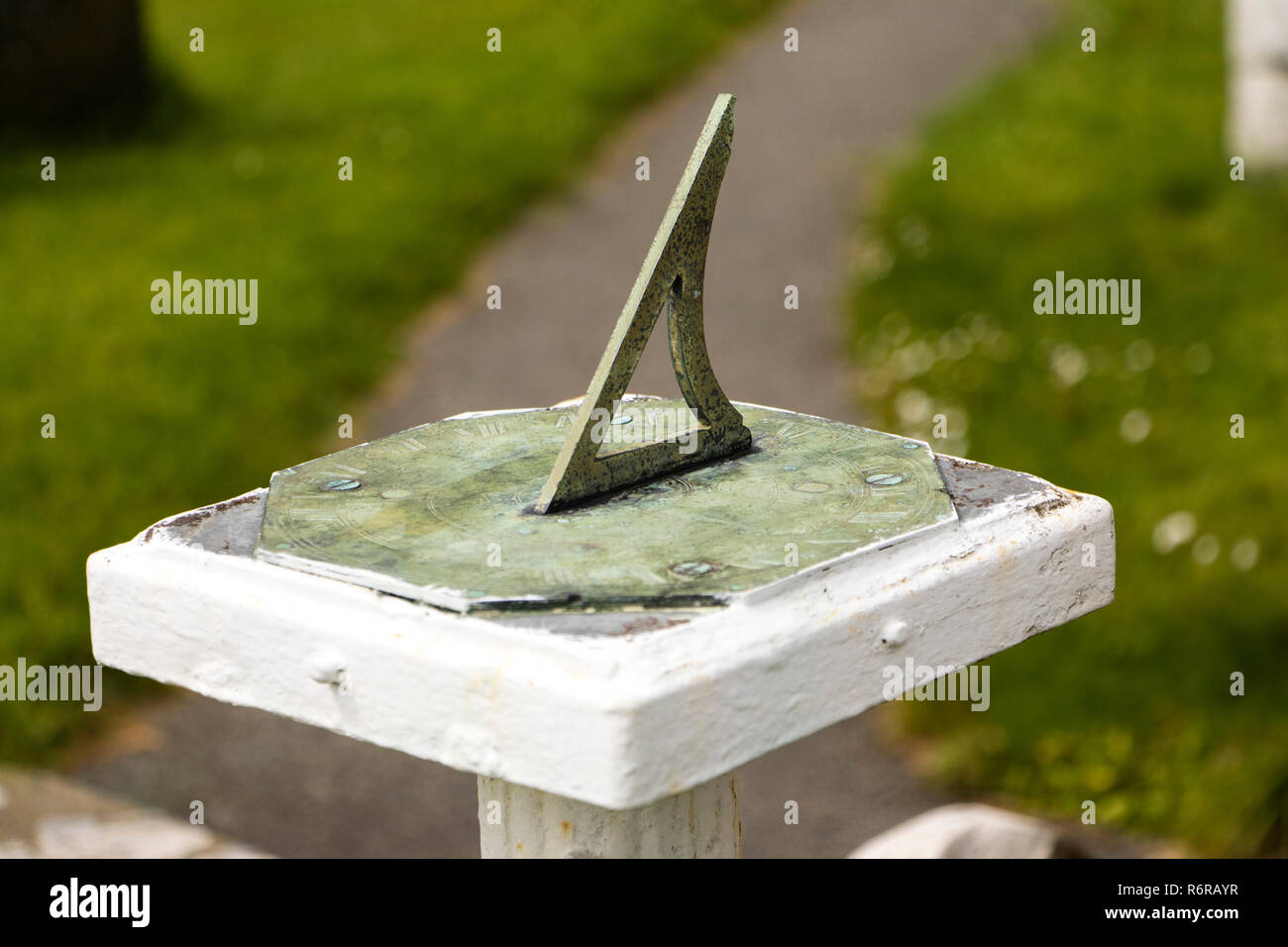 Cadran solaire horizontal en cuivre avec bord incliné sur socle en jardin Banque D'Images