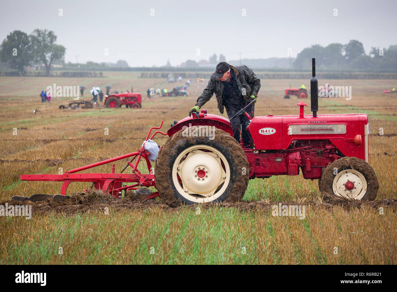 Les tracteurs d'époque sous la pluie faire concurrence à l'assemblée annuelle de labour pour Henley Comice agricole, près de Henley-on-Thames, Oxfordshire Banque D'Images