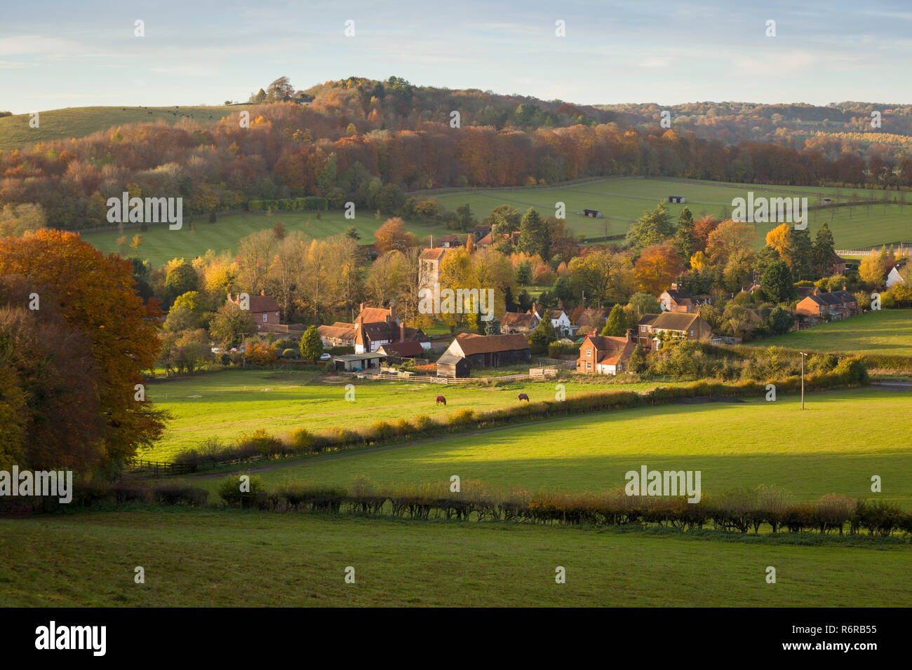Un automne vue sur le village de Chiltern de Fingest et l'église de Saint Batholomew, Buckinghamshire Banque D'Images