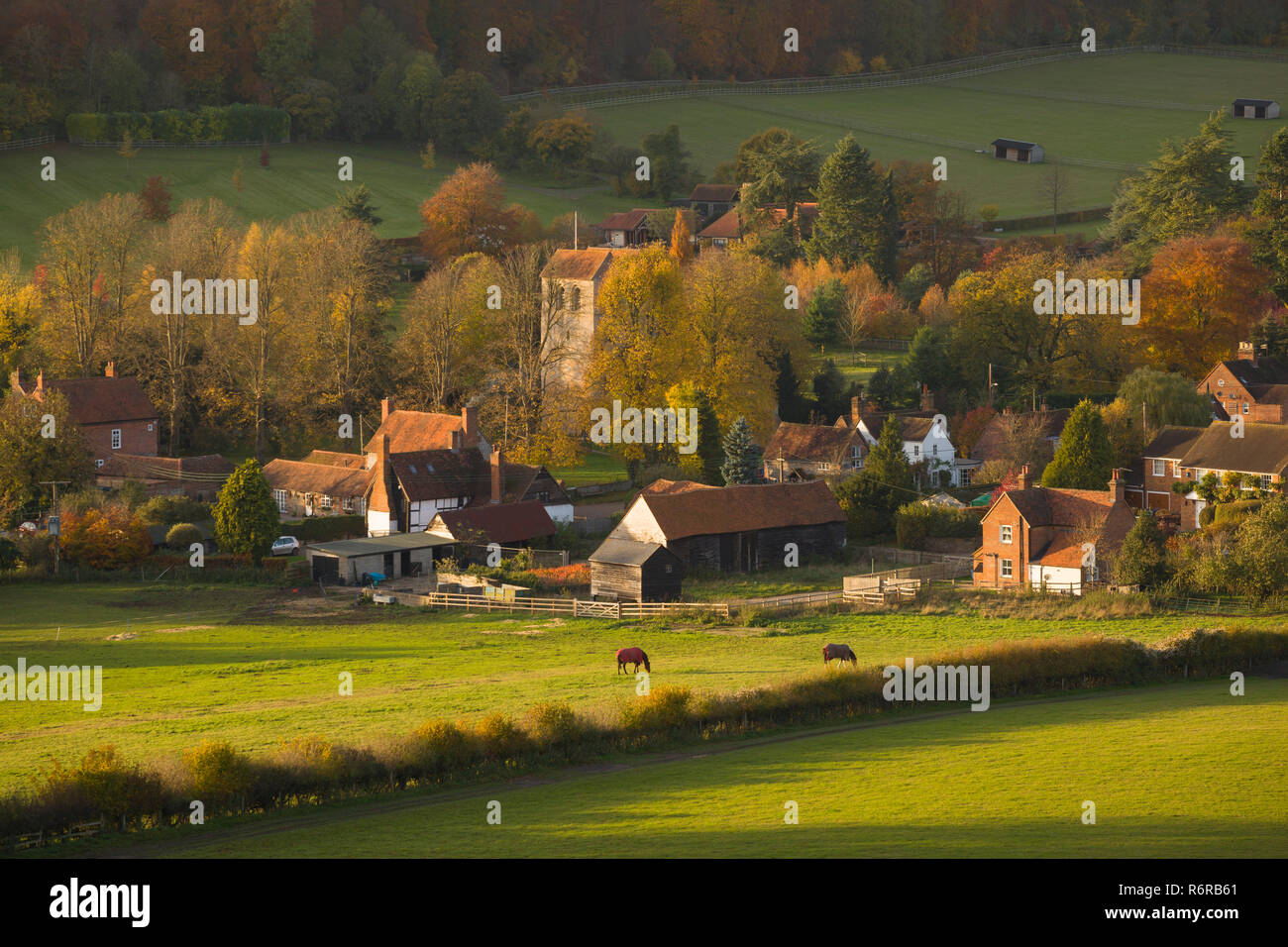 Un automne vue sur le village de Chiltern de Fingest et l'église de Saint Batholomew, Buckinghamshire Banque D'Images
