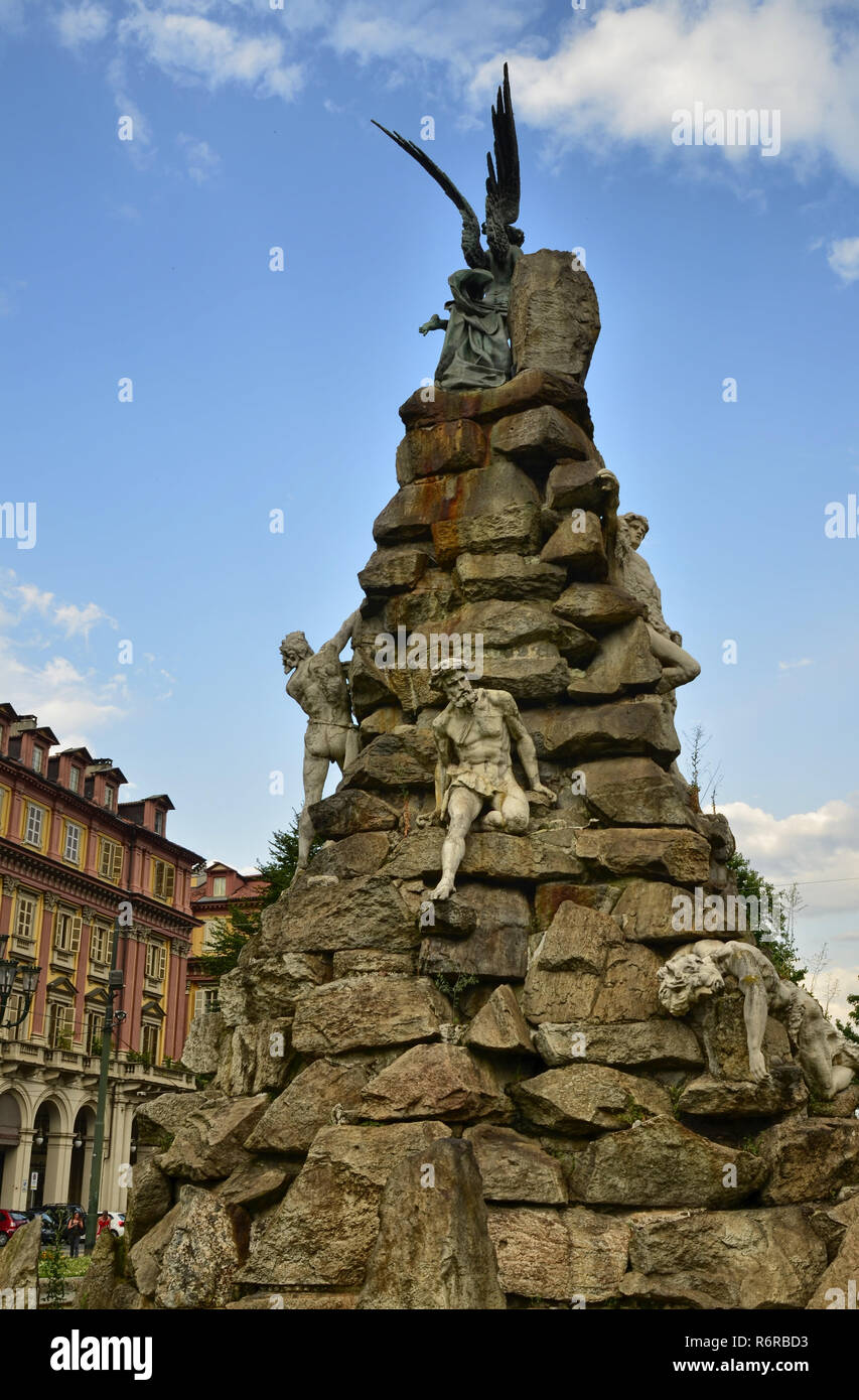 Turin, Piémont. L'Italie, septembre 2018. Piazza Statuto, détails du monument dédié au tunnel du Fréjus. Il est situé dans le centre de Banque D'Images