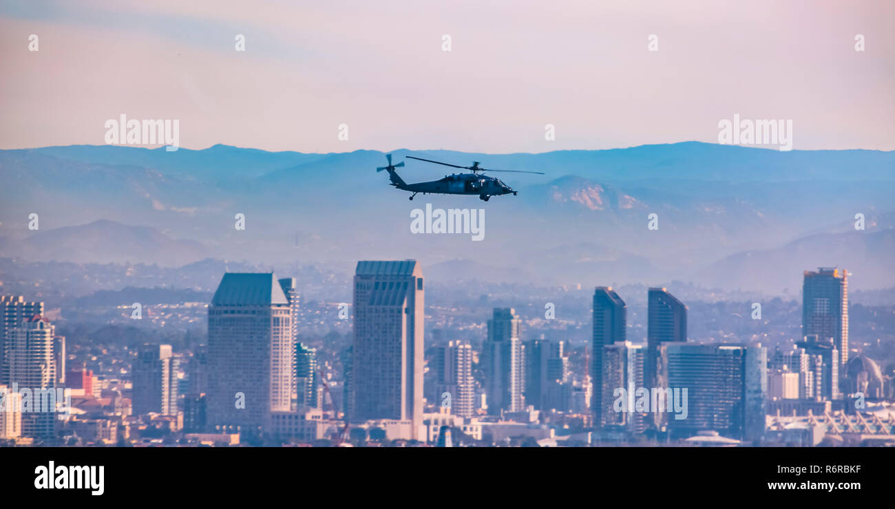 Les bâtiments au-dessus de l'hélicoptère dans le centre-ville de San Diego Banque D'Images