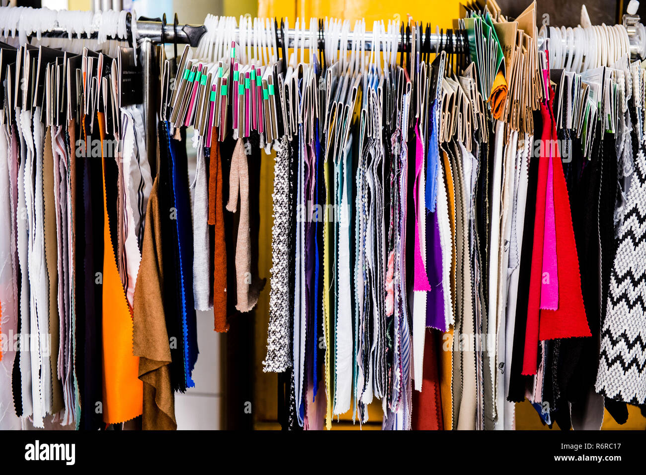 Rack de vêtements entassés sur des cintres suspendus Metal Store Afficher d'un côté Fashion Banque D'Images Rack de vêtements entassés sur des cintres suspendus Metal Store Afficher d'un côté Fashion Banque D'Images
