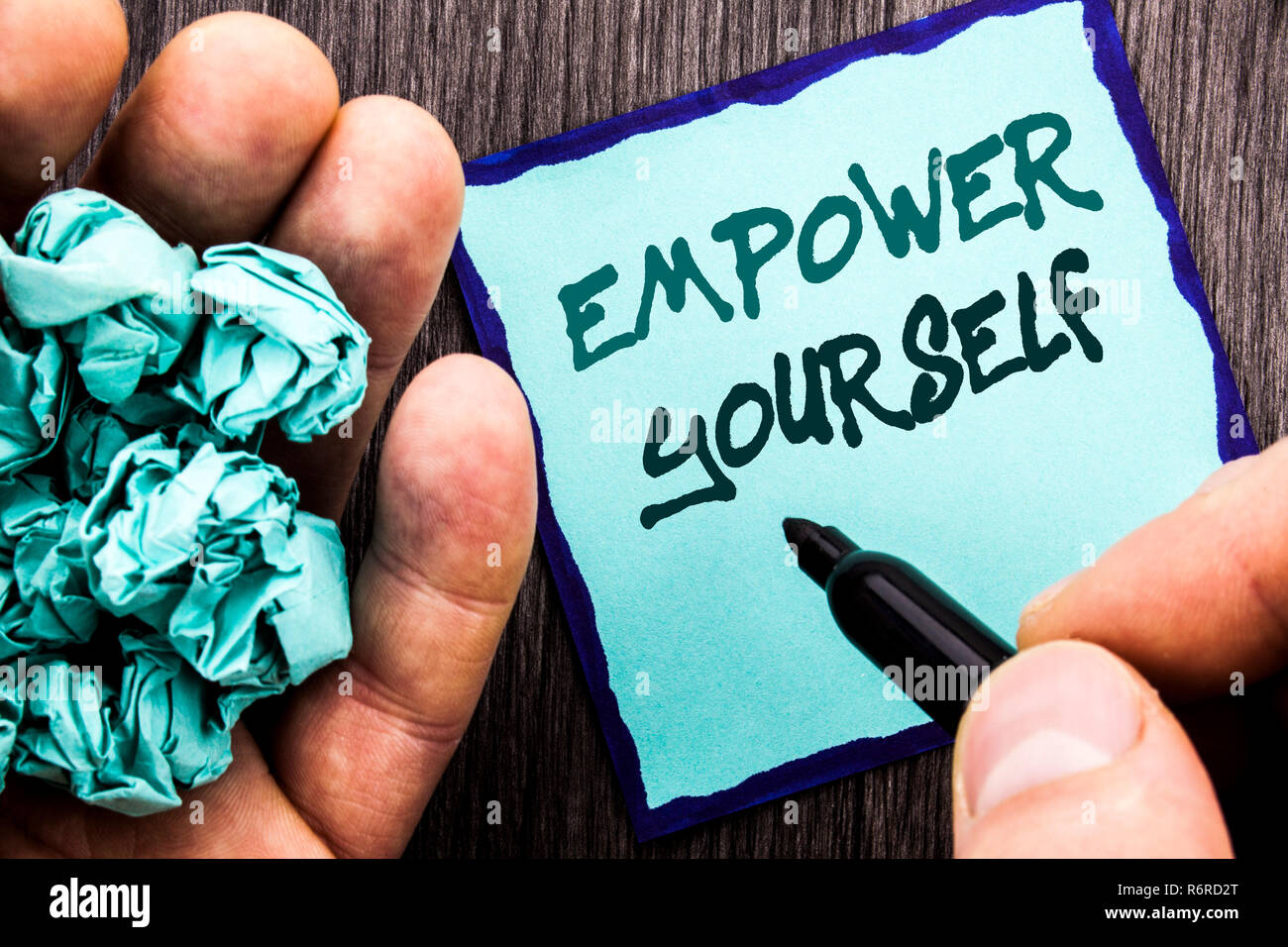 Texte annonce montrant à vous. Concept d'affaires pour la motivation positive pour le développement personnel des conseils écrits sur ordinateur portable homme livre écrit tenir pen fond de bois. Banque D'Images Texte annonce montrant à vous. Concept d'affaires pour la motivation positive pour le développement personnel des conseils écrits sur ordinateur portable homme livre écrit tenir pen fond de bois. Banque D'Images