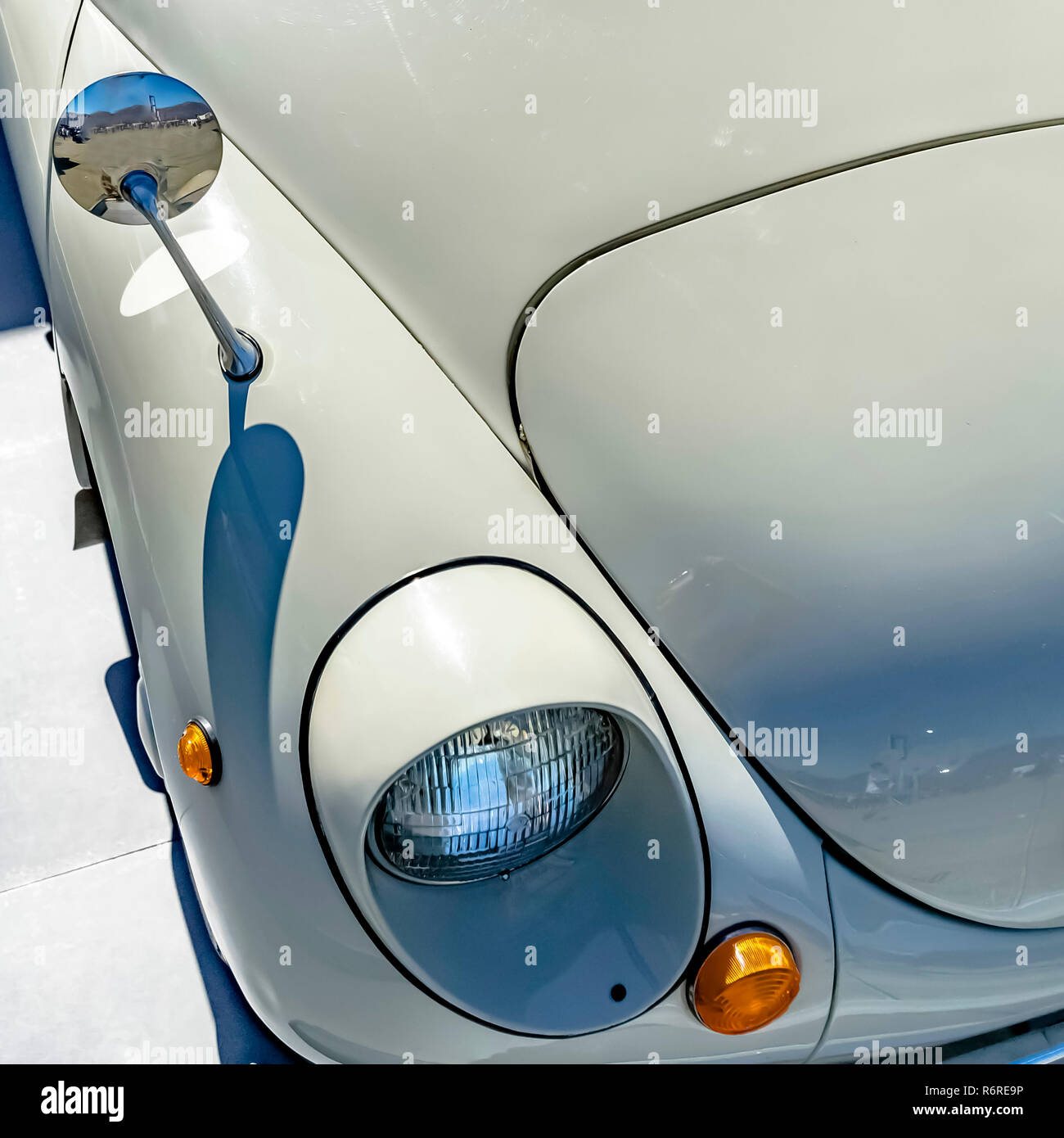 Le capot et le phare d'une ancienne voiture blanche Banque D'Images