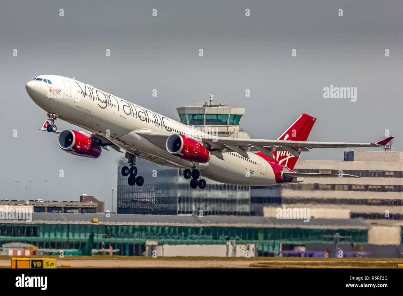 Un Virgin Atlantic Airways Airbus A330, immatriculé G-VGBR, décollant de l'aéroport de Manchester en Angleterre. Banque D'Images