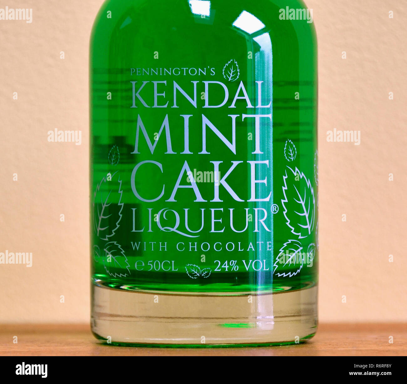 Détail de bouteille de Pennington's menthe Kendal Liqueur Gâteau au chocolat. 50 cl. 24 % vol Angleterre, Royaume-Uni, Europe. Banque D'Images