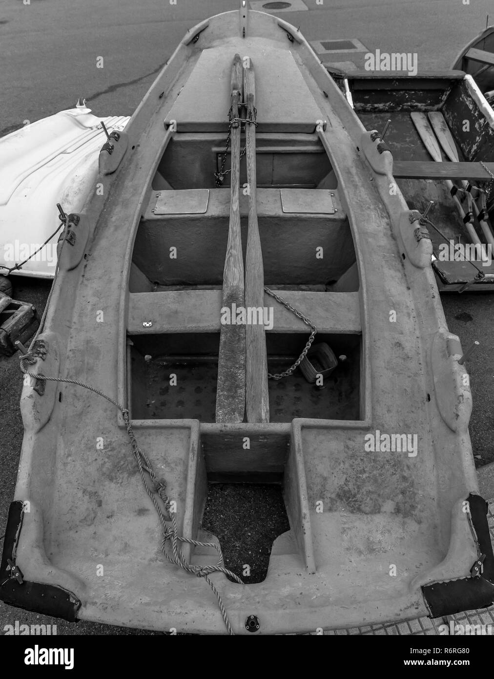Vigo/Galice - Espagne - 11/25/18 - une vieille barque sur la terre Banque D'Images