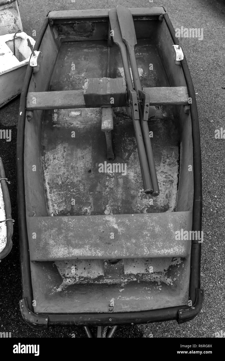Vigo/Galice - Espagne - 11/25/18 - une vieille barque sur la terre Banque D'Images