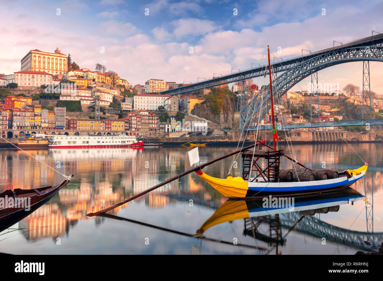 Porto, Portugal. Image cityscape de Porto, Portugal avec reflet de la ville dans le fleuve Douro au lever du soleil. Banque D'Images