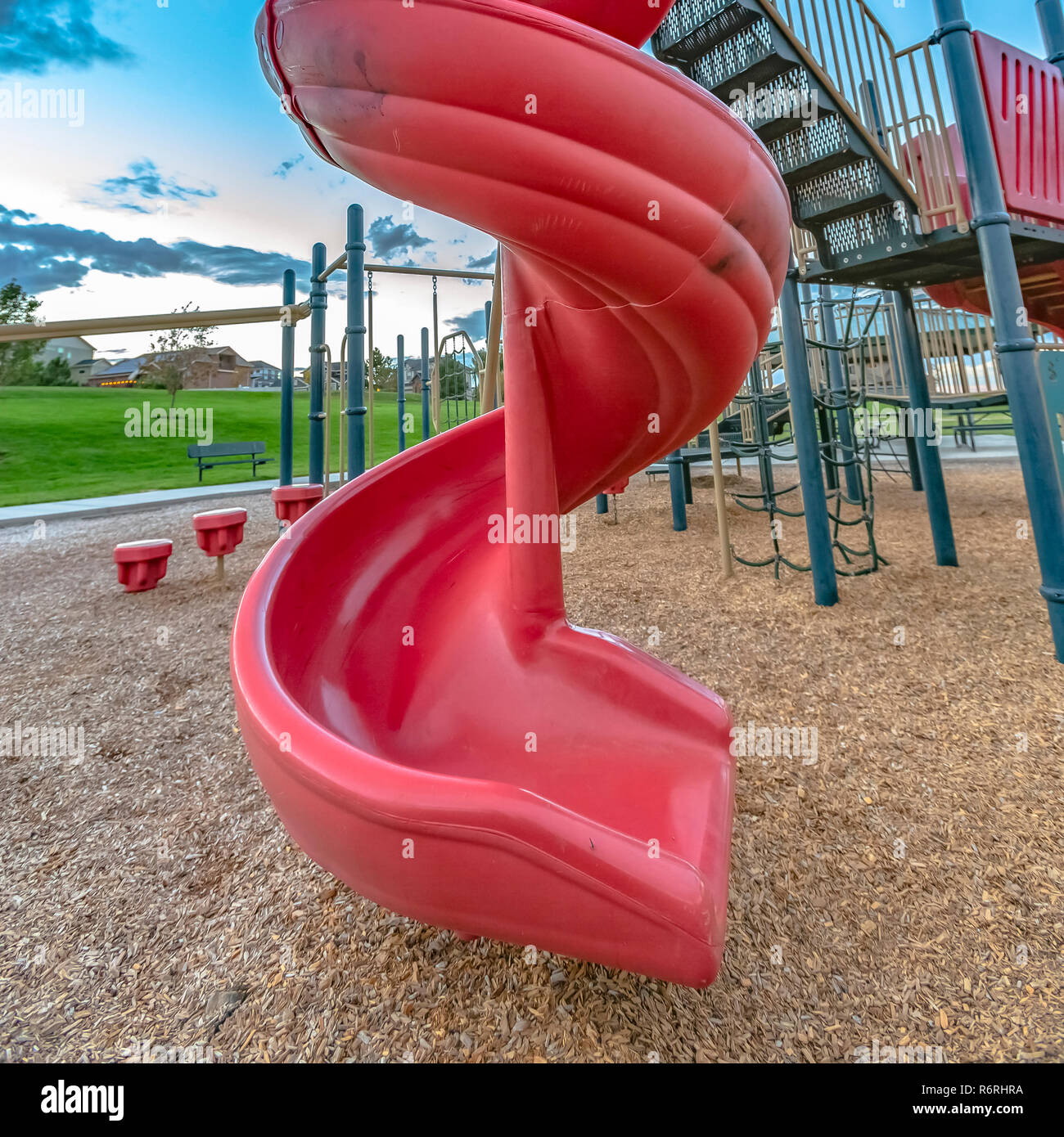 Jeux pour enfants avec toboggan en spirale et portiques Photo Stock - Alamy