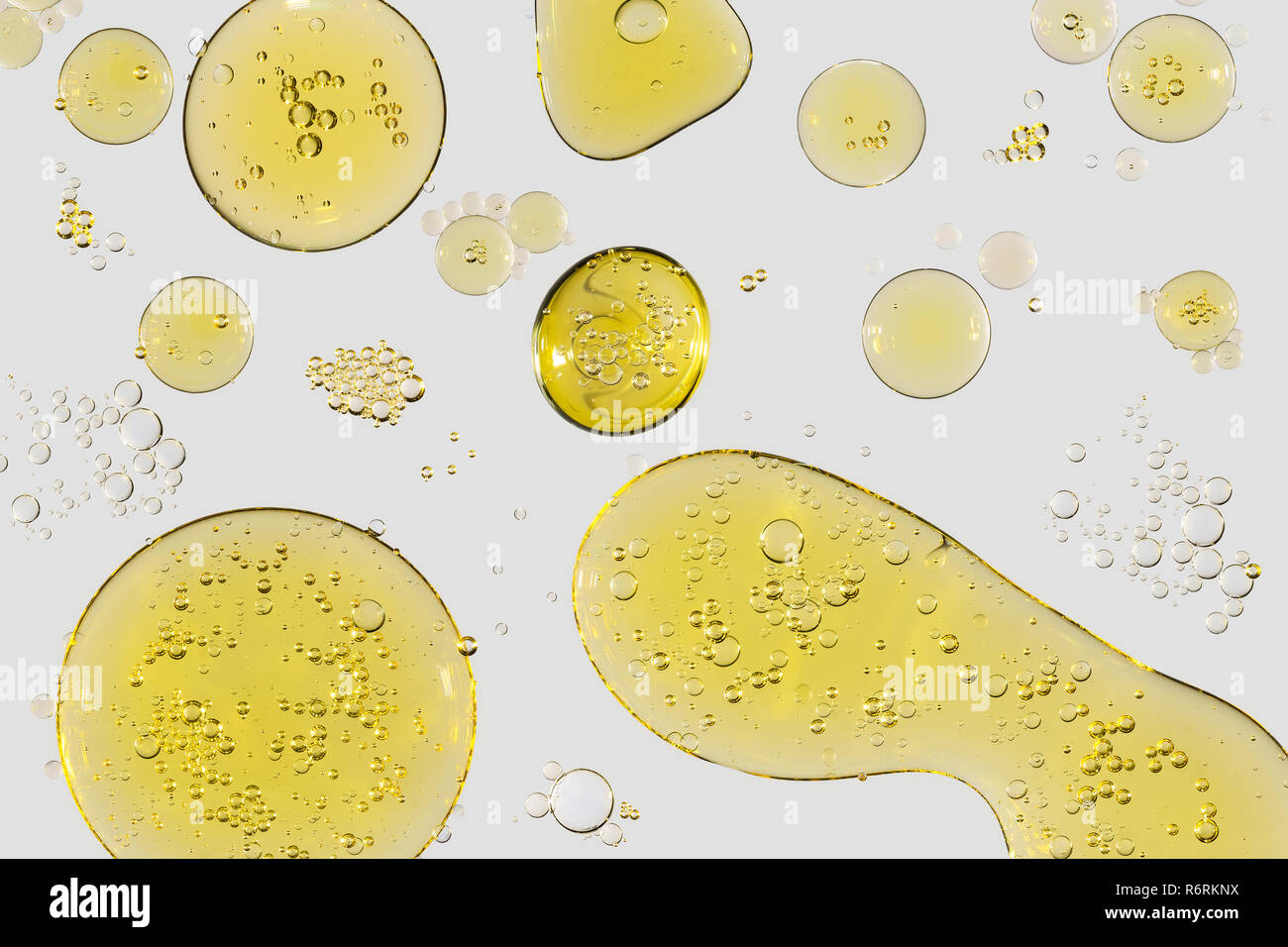 Bulles et gouttes d'huile végétale sur un arrière-plan gris clair, close-up Banque D'Images