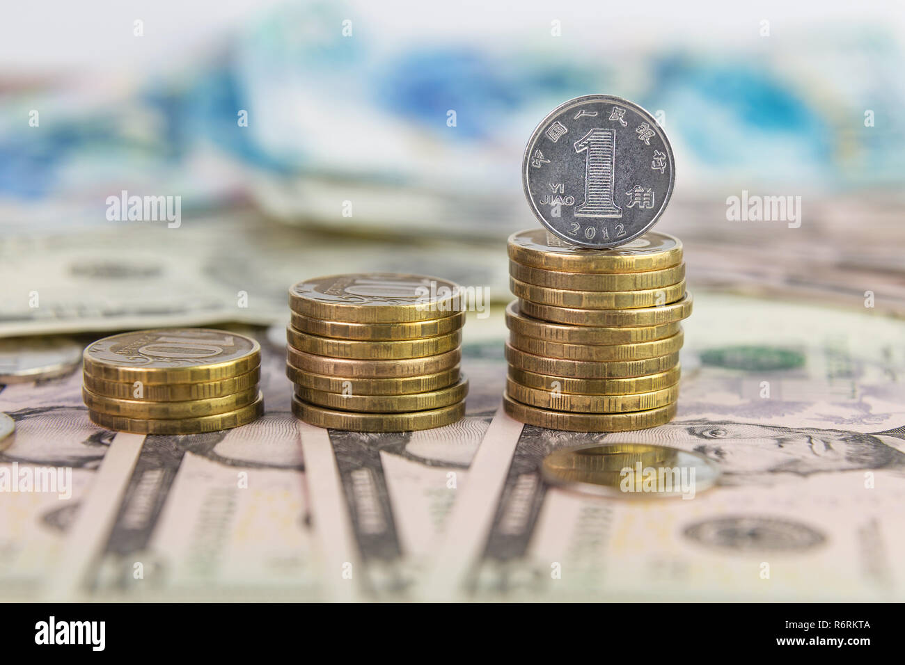 Un yuan coin debout sur une pile de pièces de 10 roubles Banque D'Images