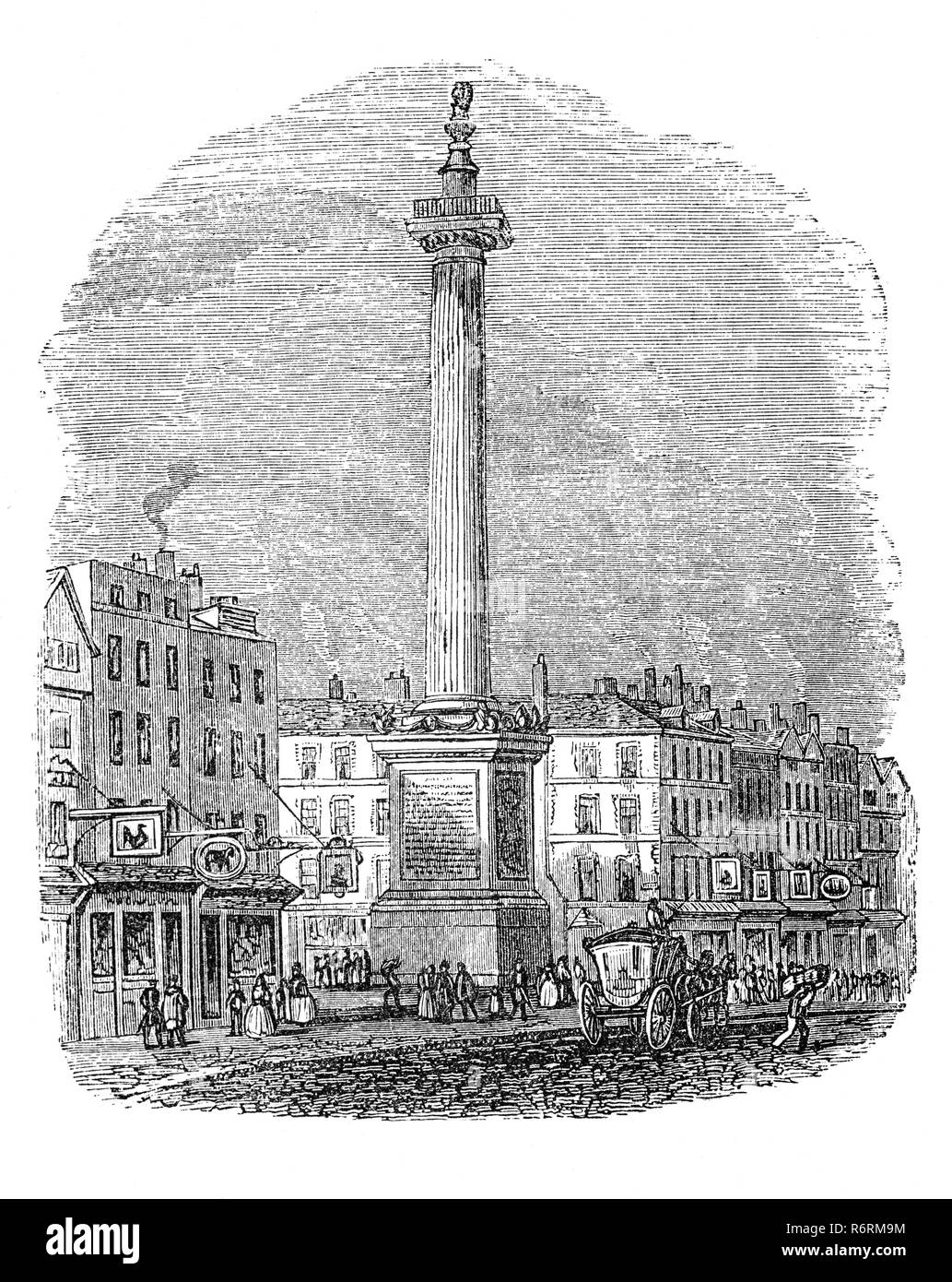 Vue sur le monument érigé en mémoire de la terrible incendie dans l'année 1666 dans les poissons Street Hill, une animation de rue de Londres sur le côté nord de London Bridge. Il a été commandé à l'architecte Sir Christopher Wren, et construit à la suite du grand incendie de Londres. L'énorme pilier, une colonne dorique cannelées, est surmonté d'une urne. Il se trouve 202 pieds de haut et est située à environ 202 pieds de l'emplacement de la boulangerie à Pudding Lane, où l'incendie a commencé. Le monument a été inauguré en 1677 comme un rappel de la terrible incendie et un symbole de la renaissance de la ville. Banque D'Images