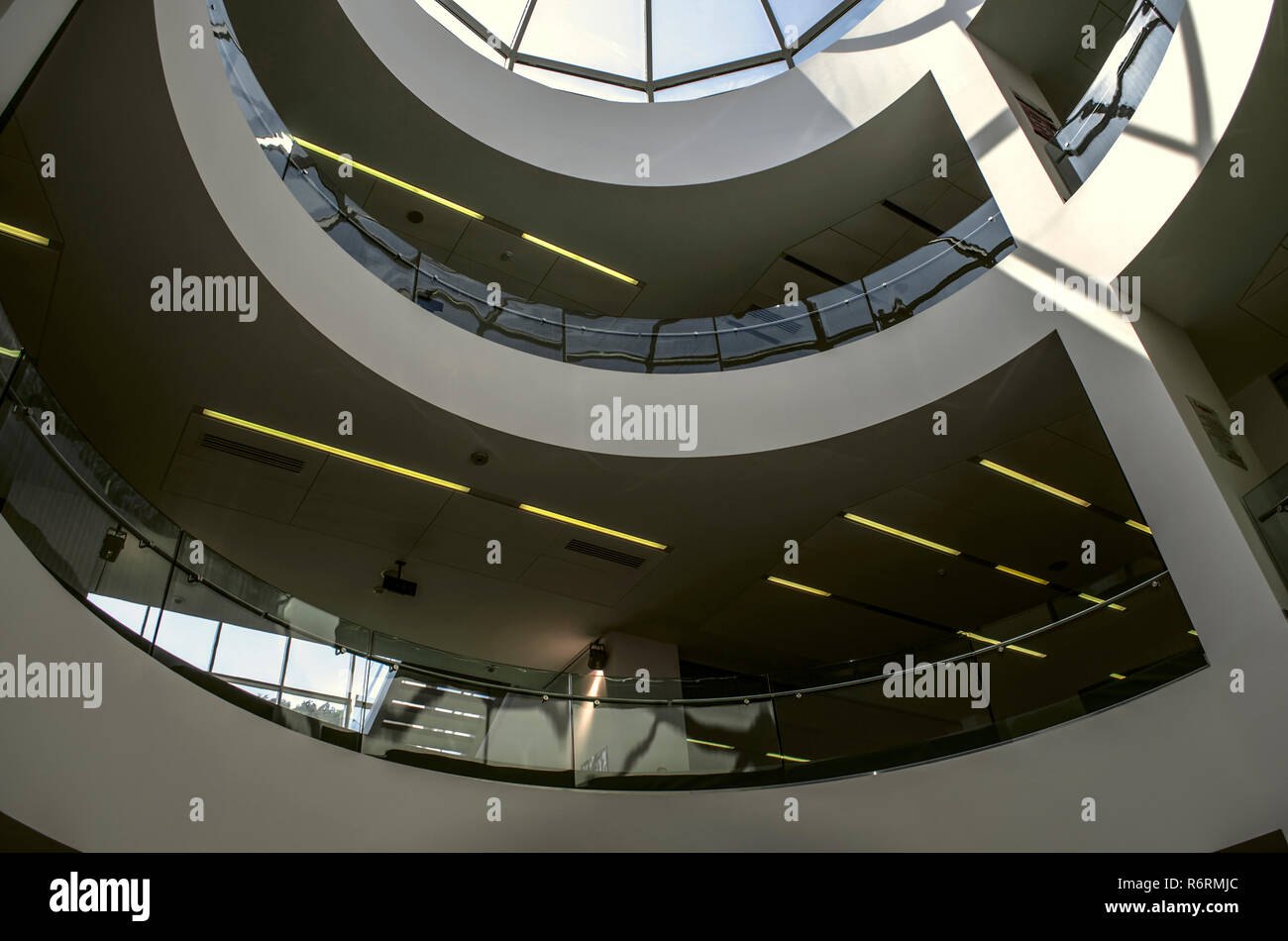 Dilijan, l'Arménie, le 24 août 2018:Le trou de l'anneau, avec la partie supérieure de la lumière naturelle venant de l'ovale vitrée dome au Collège International, la banlieue de Dili Banque D'Images