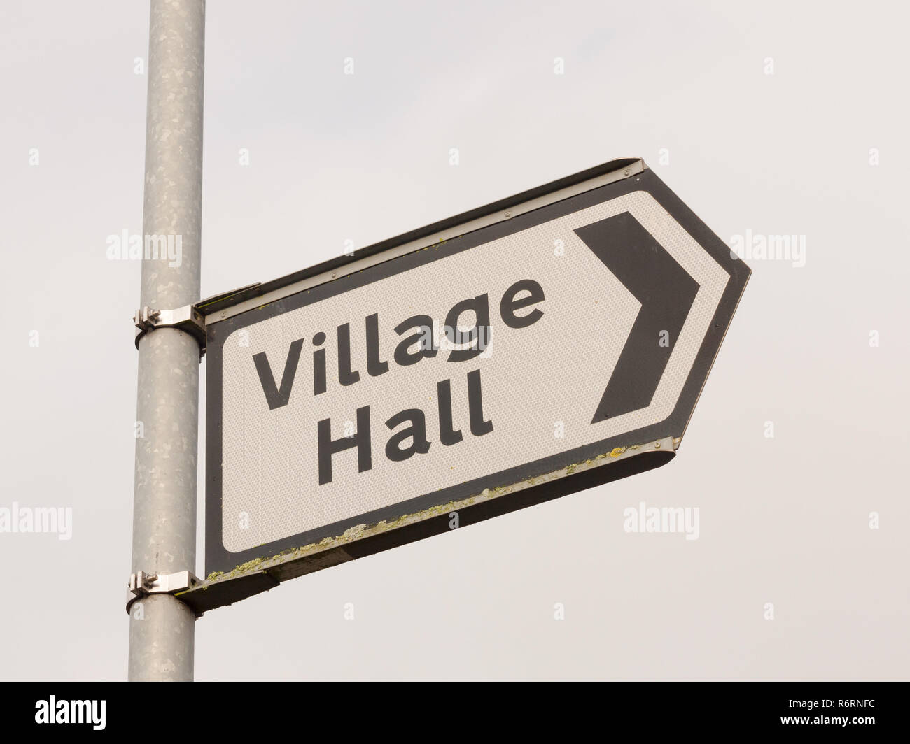 Noir et blanc village hall direction sign post street Banque D'Images